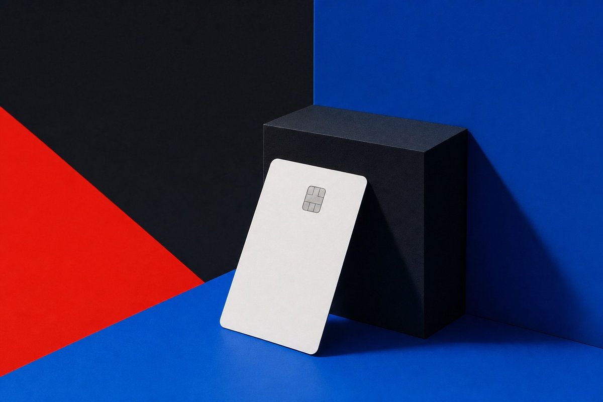 Geometrisches Kartenobjekt an einem schwarzen Block auf blauem Farbfeld
