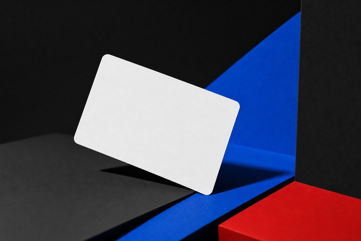 Geometrisches Kartenobjekt auf schwarzem Farbfeld mit blauem Schattenwurf