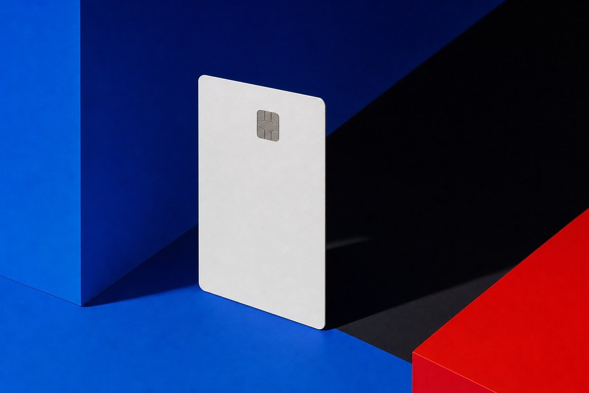 Geometrisches Kartenobjekt auf blauem Farbfeld